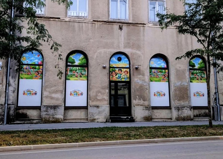 Pročelje zgrade Dječjeg vrtića Fantazija s oslikanim prozorima